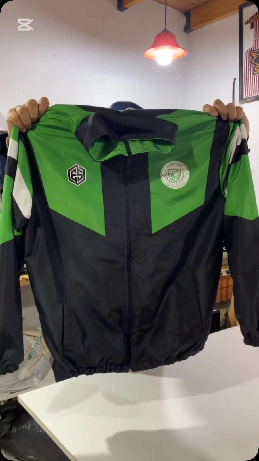 Chaqueta deportiva negra con paneles verdes