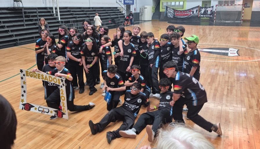 Grupo de jugadores con uniformes en una cancha cubierta